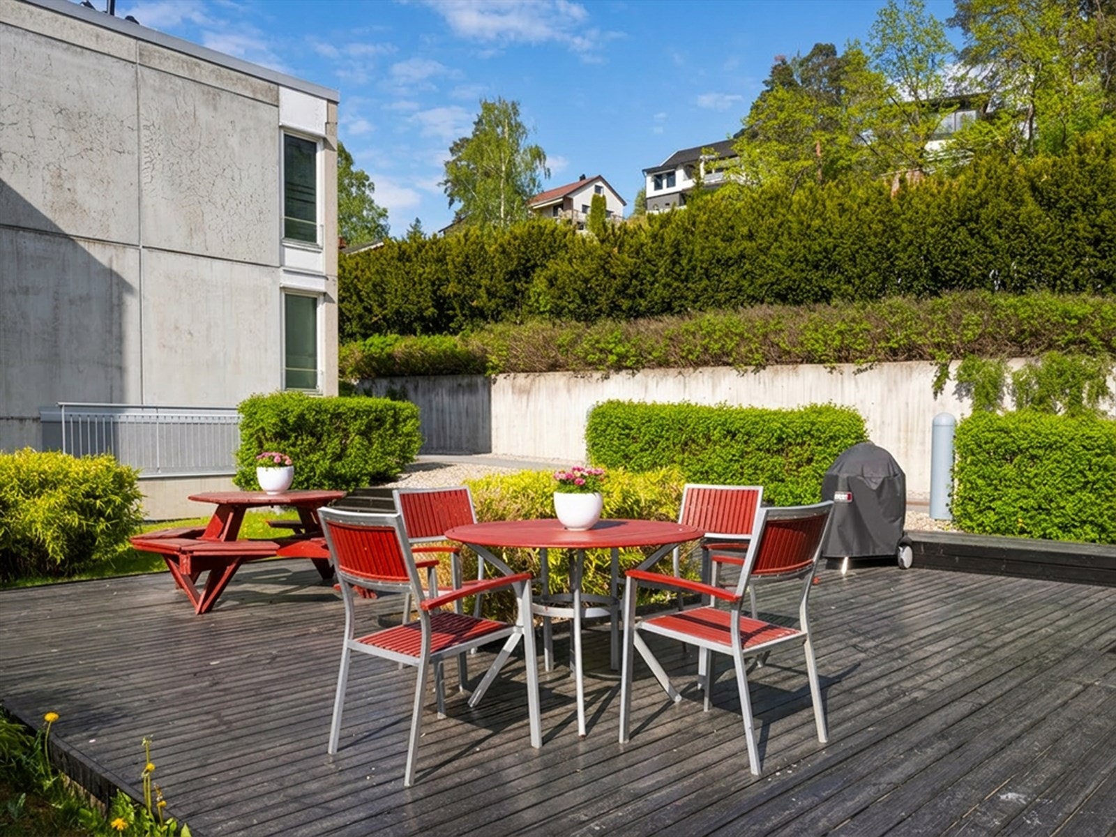 Sameiet har pent opparbeidede fellesområder med sittegrupper og grillplass. Galleribilde