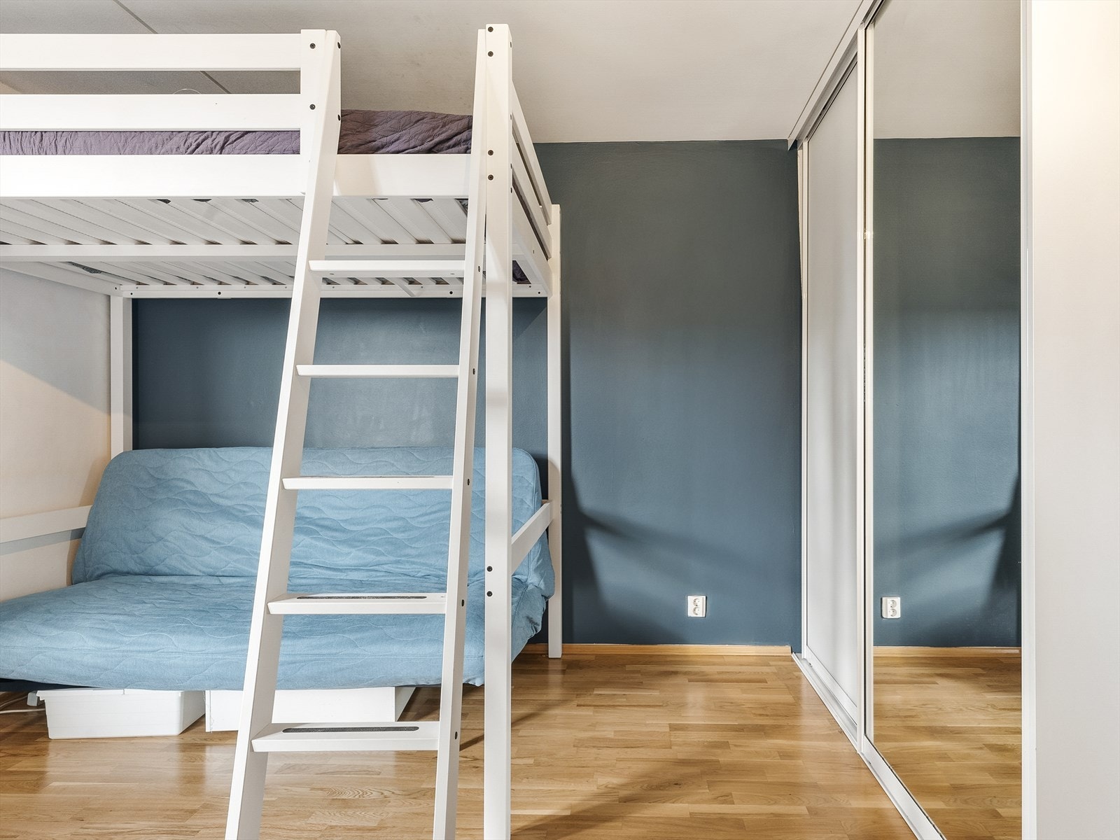 Det andre soverommet ligger adskilt fra de sosiale sonene og egner seg godt som barnerom, gjesterom eller kontor. Galleribilde