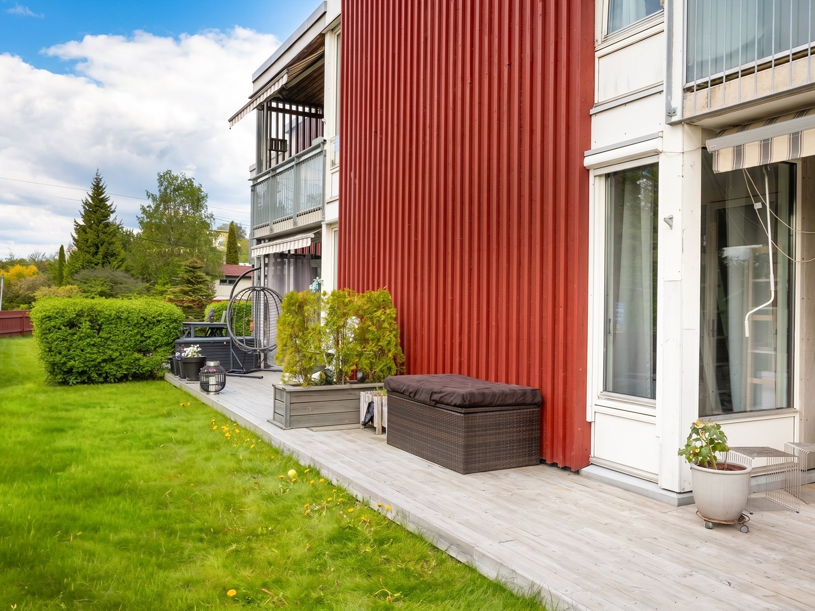 Plenen gir rom for lek og aktivitet rett utenfor stuedøren. Galleribilde