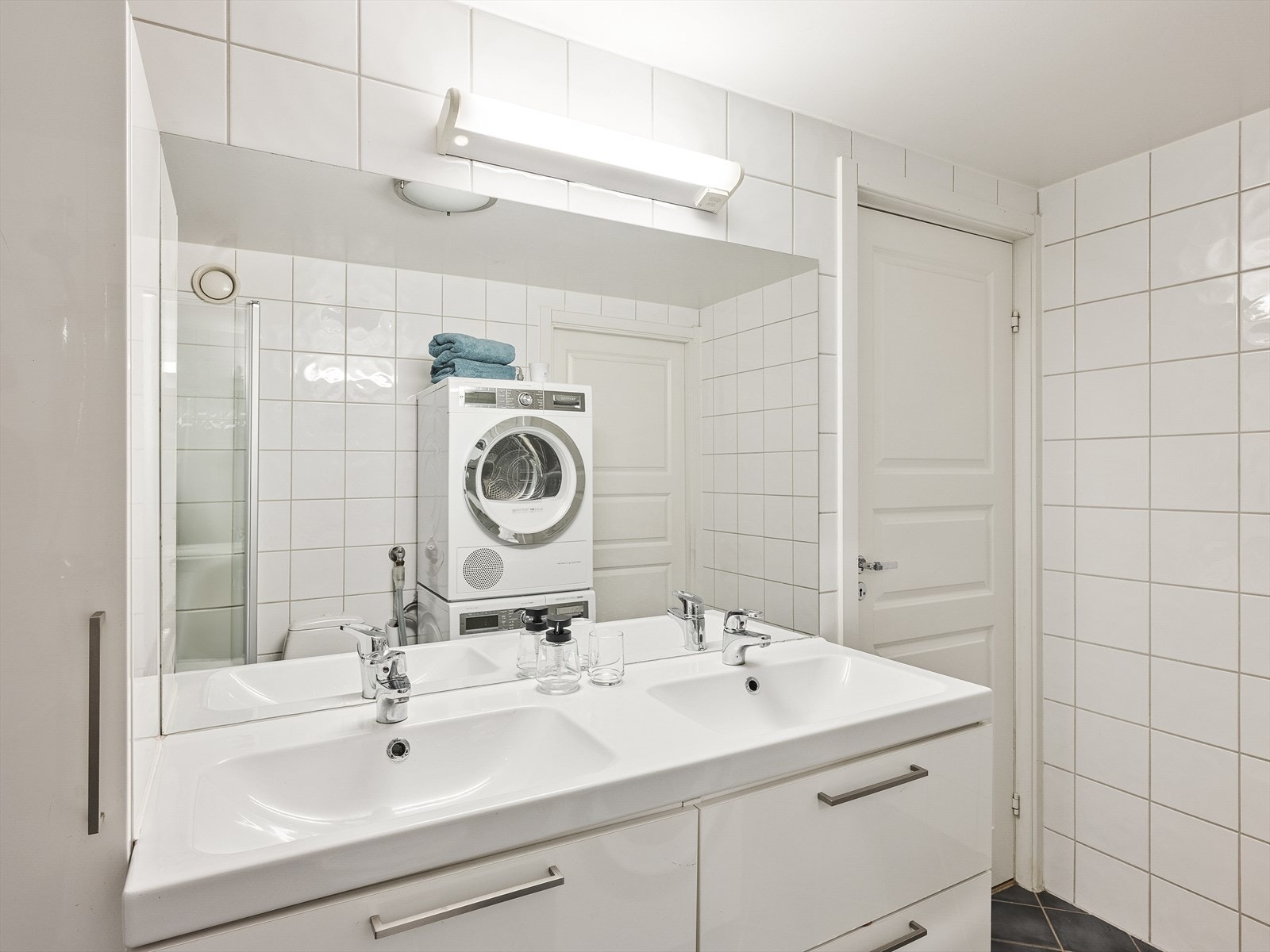 Badet har mekanisk avtrekk og tilluft via spalte i døren. Det er også elektriske varmekabler i gulvet for økt komfort. Galleribilde