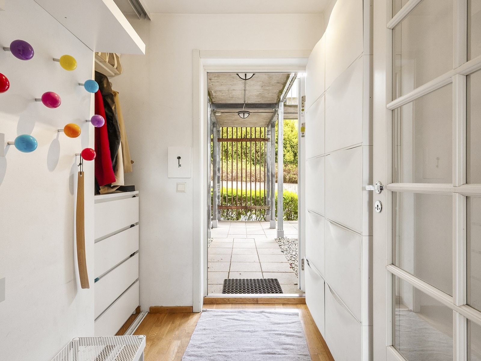 En funksjonell entré med plass til oppheng av yttertøy og sko. Galleribilde