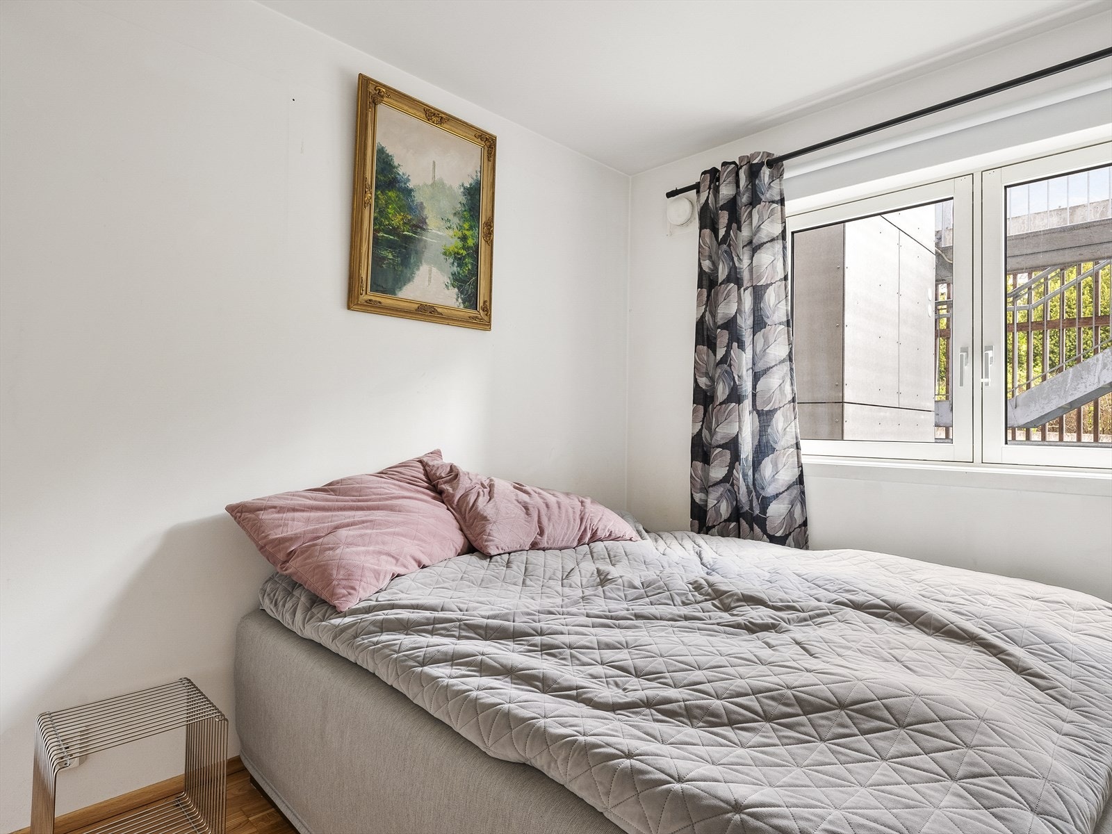 Soverommet har gode vindusflater og vender mot rolige omgivelser - perfekt for avslapning og søvn. Galleribilde