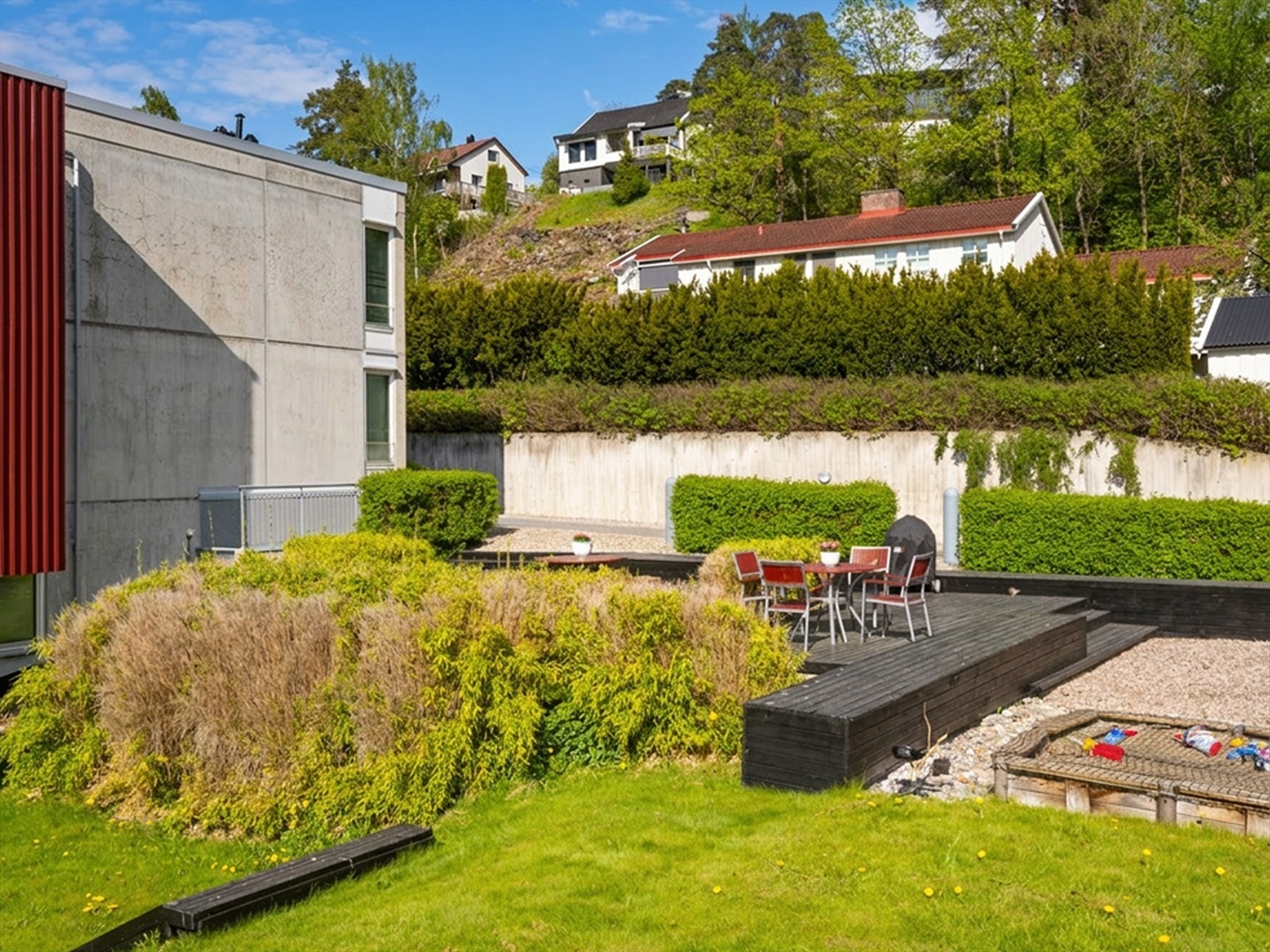 Store, grønne fellesarealer som omkranser bygningsmassen. Galleribilde