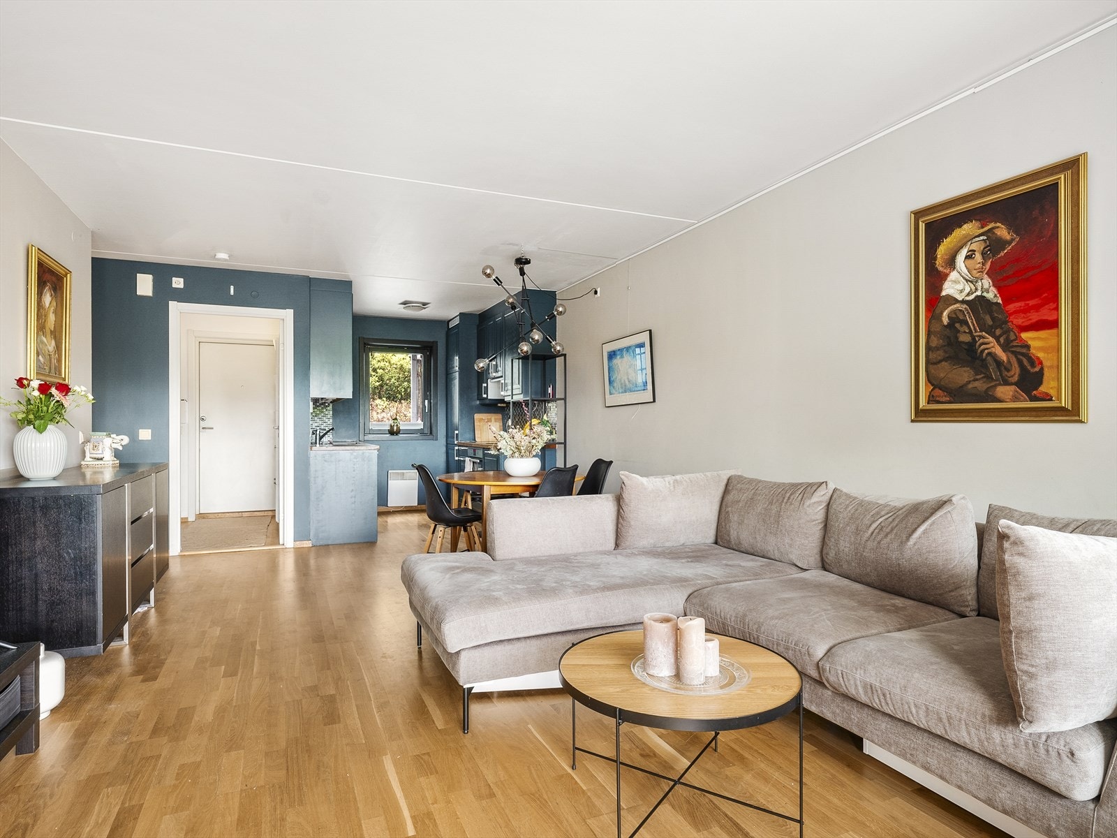Stuen er leilighetens naturlige oppholdsrom og har god plass til både sofagruppe, mediemøblement og spisebord. Galleribilde