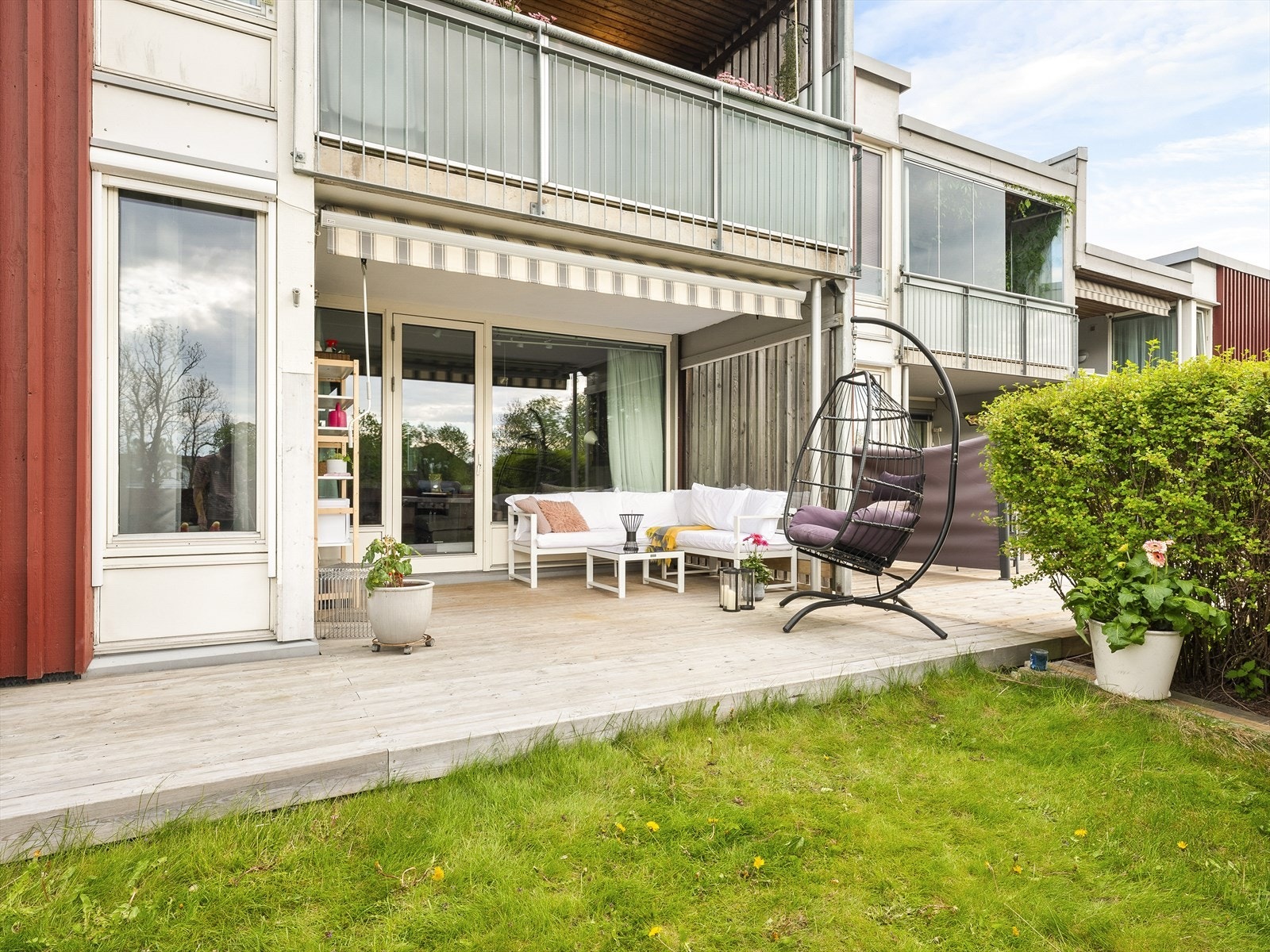 Her er det rikelig med plass til loungegrupper, beplantning og grill for de som ønsker det. Galleribilde