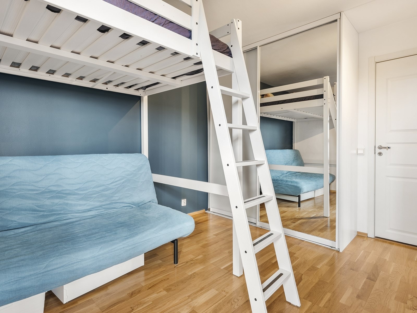 Også dette soverommet er utstyrt med en praktisk skyvedørsgarderobe med speilfronter. Galleribilde