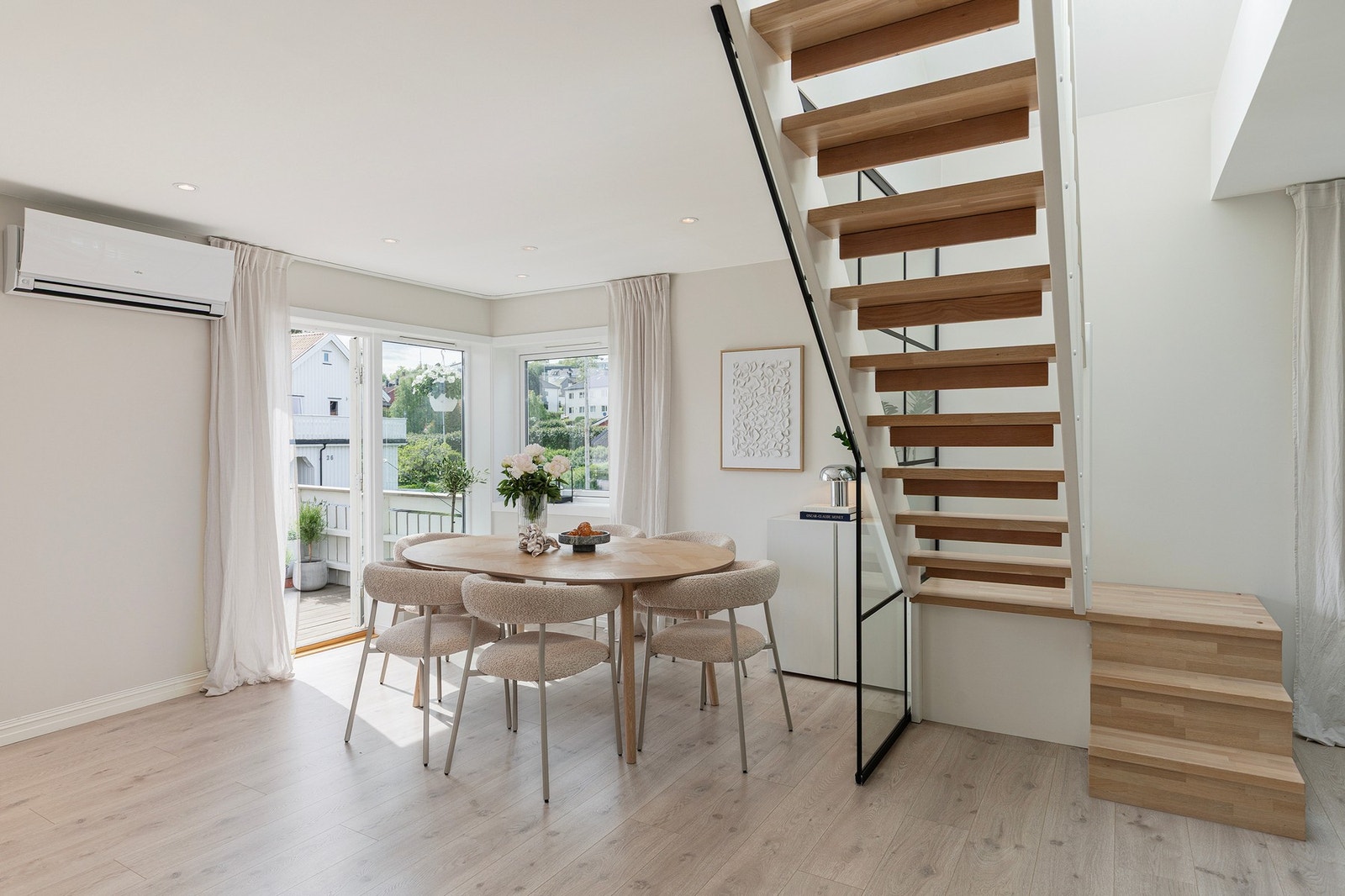 Innbydende spiseplass i tilknytning til uteareal - perfekt for sosiale anledninger. Galleribilde