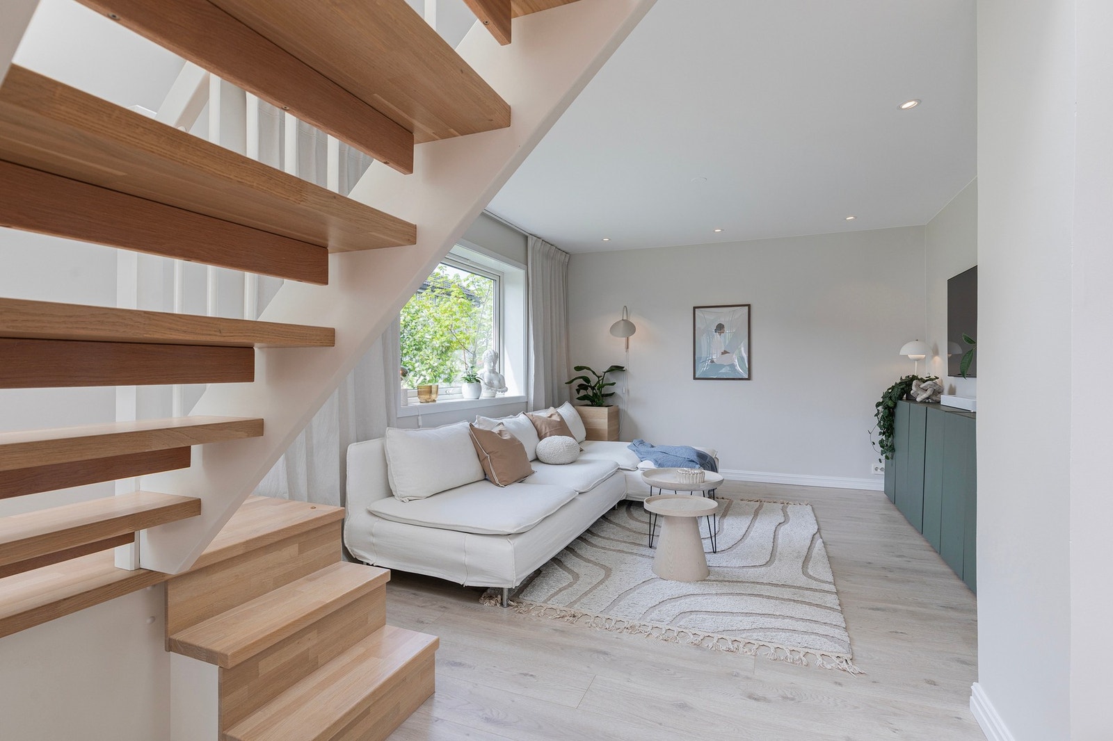 Det originale soverommet er omgjort til stue og har en naturlig plass til både sofa og TV. Galleribilde
