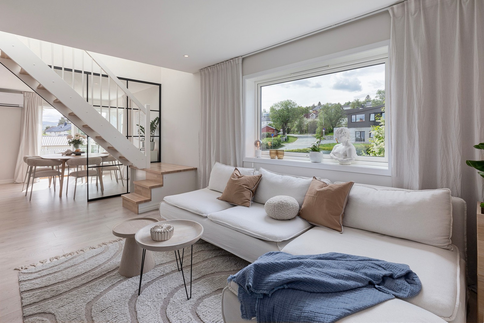 Leiligheten har en fin planløsning med god størrelse på oppholdsrom og fin inndeling av rommene. Store vindusflater slipper rikelig med naturlig lys inn her. Galleribilde