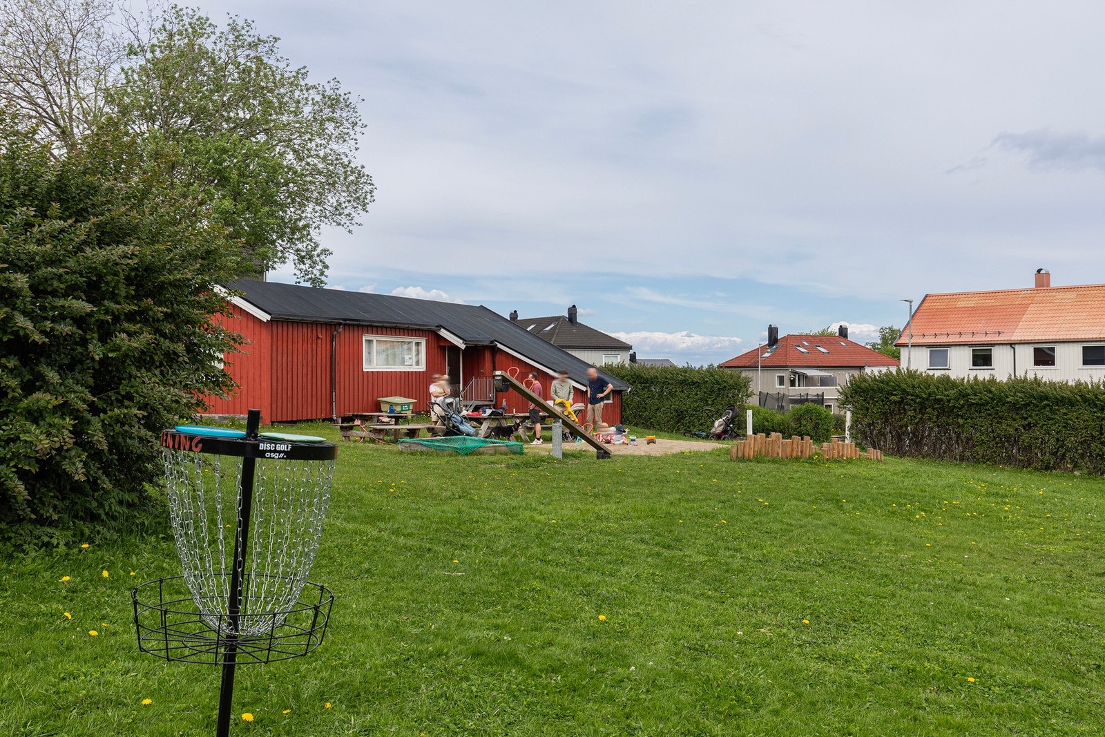 Familievennlig beliggenhet med kort vei til barnehage og lekeområde. Galleribilde