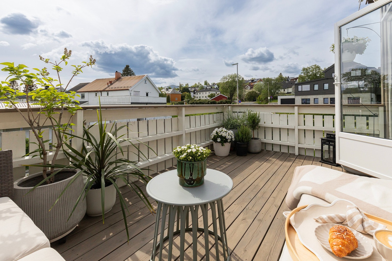Balkongen er på hele 9,8. Her får man solen fra tidlig morgen til langt ut på dagen. Galleribilde