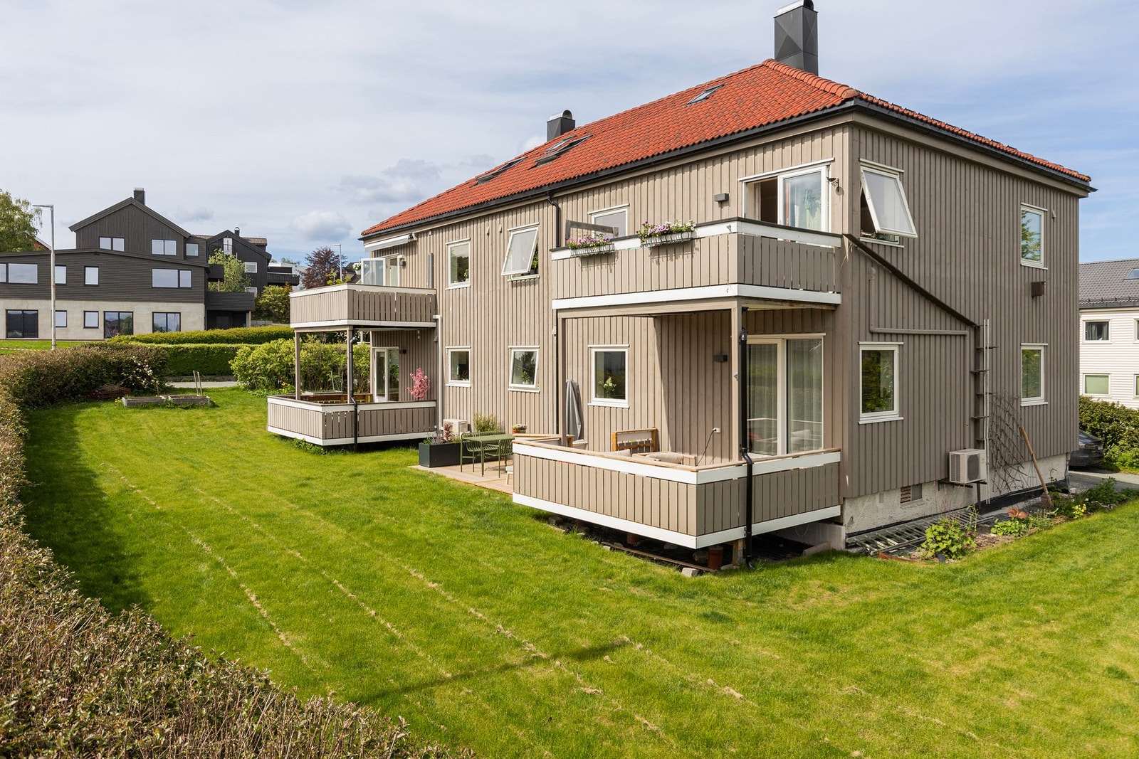 Sameiet er veldrevet og består av totalt 4 leiligheter. Her ligger man sentralt, men samtidig tilbaketrukket til. Galleribilde