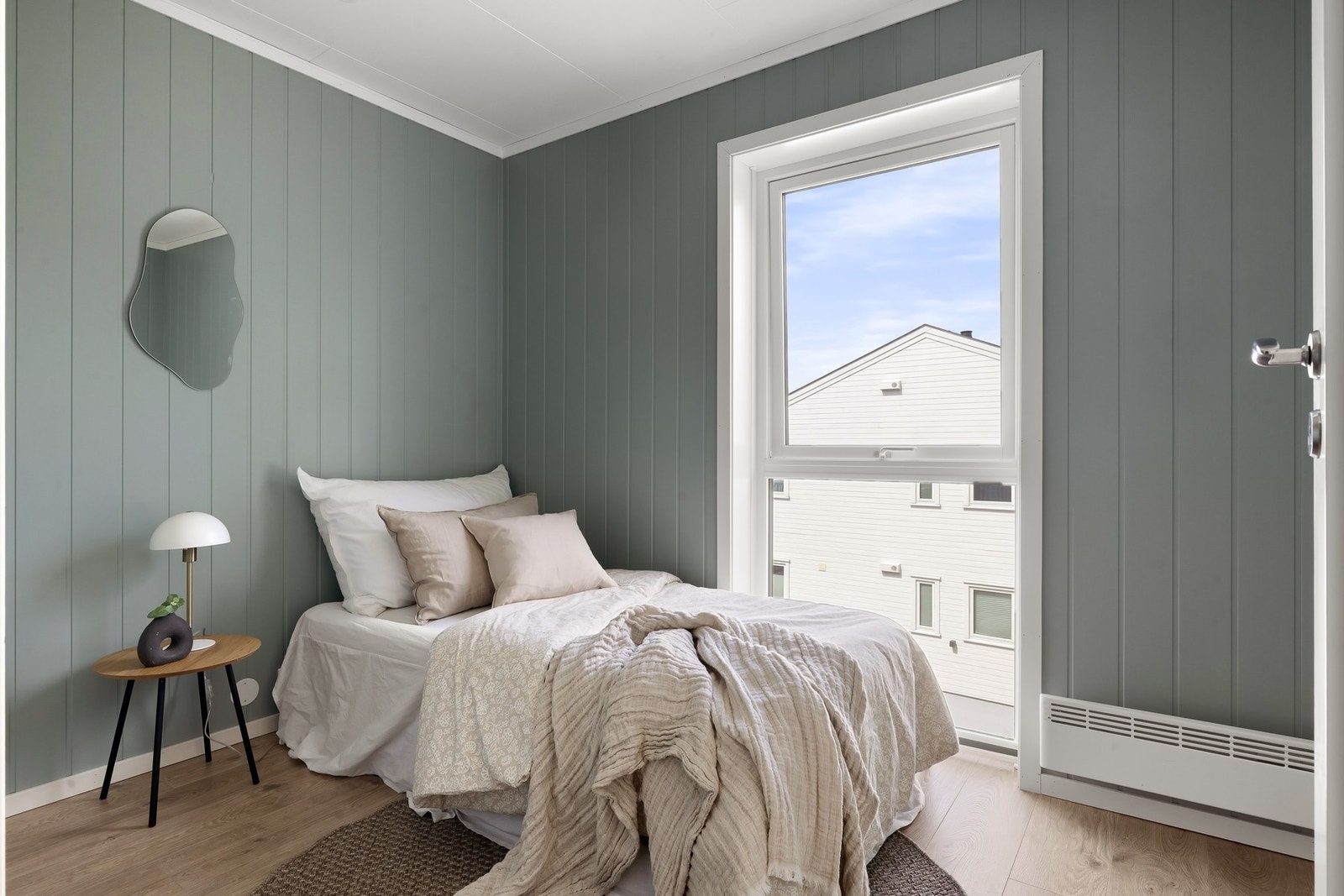 Delikat soverom malt i en lun farge. Det er to soverom i leiligheten. Galleribilde
