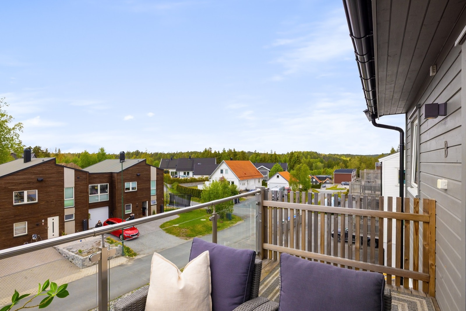 I tillegg til balkongen så er det også terrasse ved inngangspartiet. Galleribilde