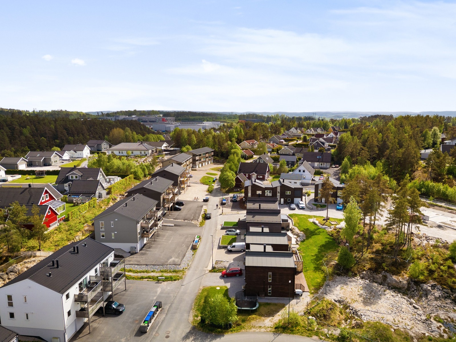 Det er kort vei til E6, og etter en kort kjøretur er du i Råde sentrum. Galleribilde