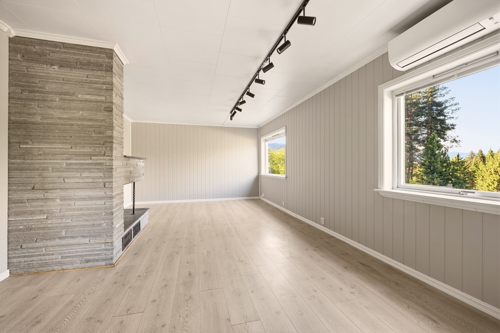 Overflater med laminatgulv og lysmalte panelvegger. Galleribilde