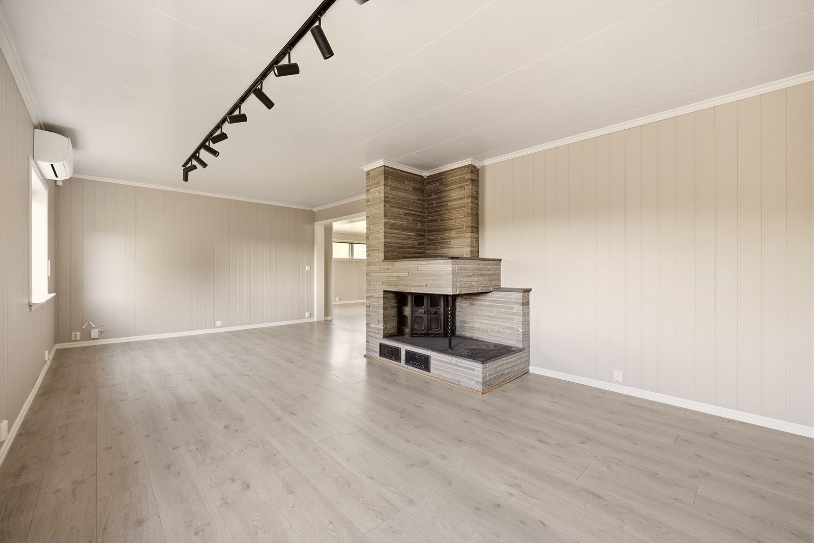 Stuen har flere vinduer, godt med lysinnslipp og god plass til spisebord og sofagruppe. Galleribilde