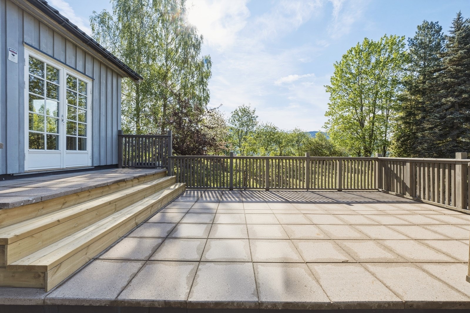 Hellelagt uteplass over garasjen. Galleribilde