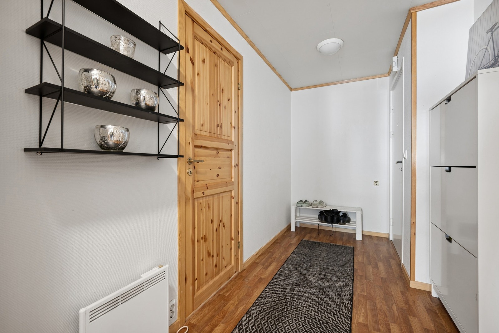Entré med plass til oppbevaring av yttertøy og sko. Galleribilde