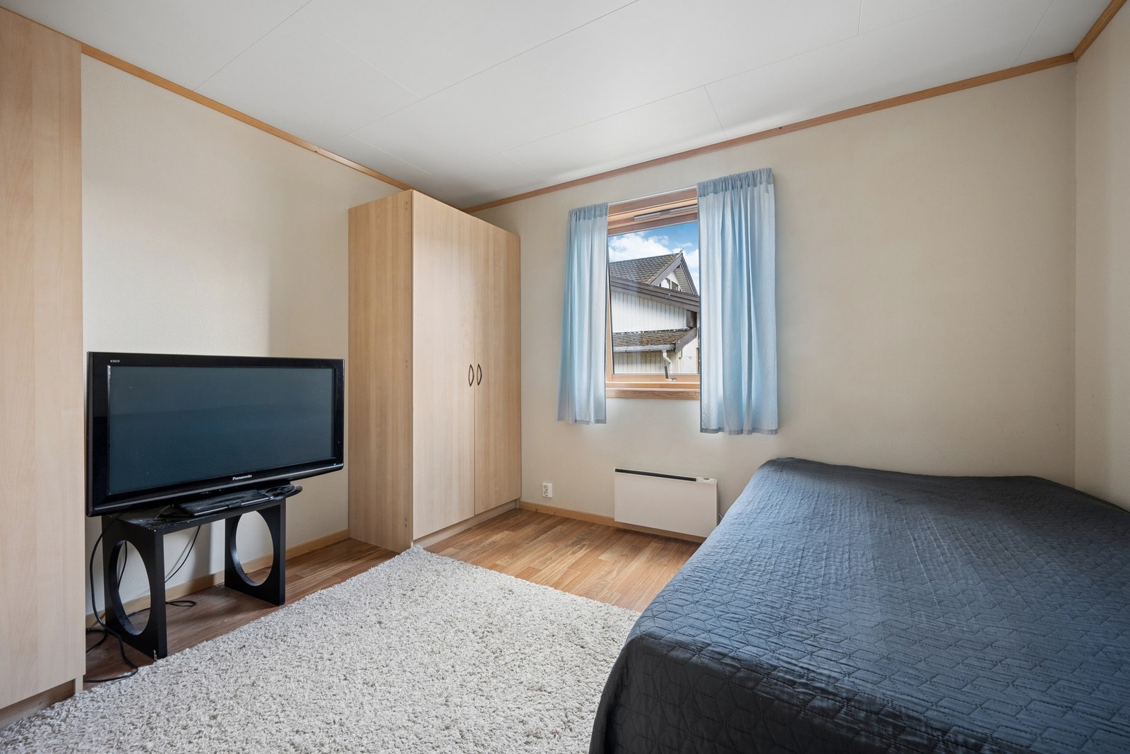 Rommet har en nøytral fargepalett og er enkelt å innrede. Galleribilde