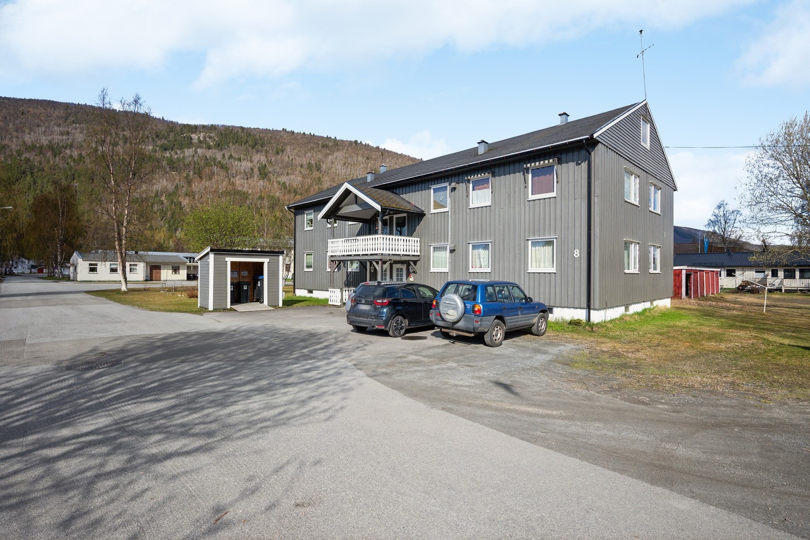 Oversikt over eiendommen og dens plassering i et etablert boligområde. Galleribilde