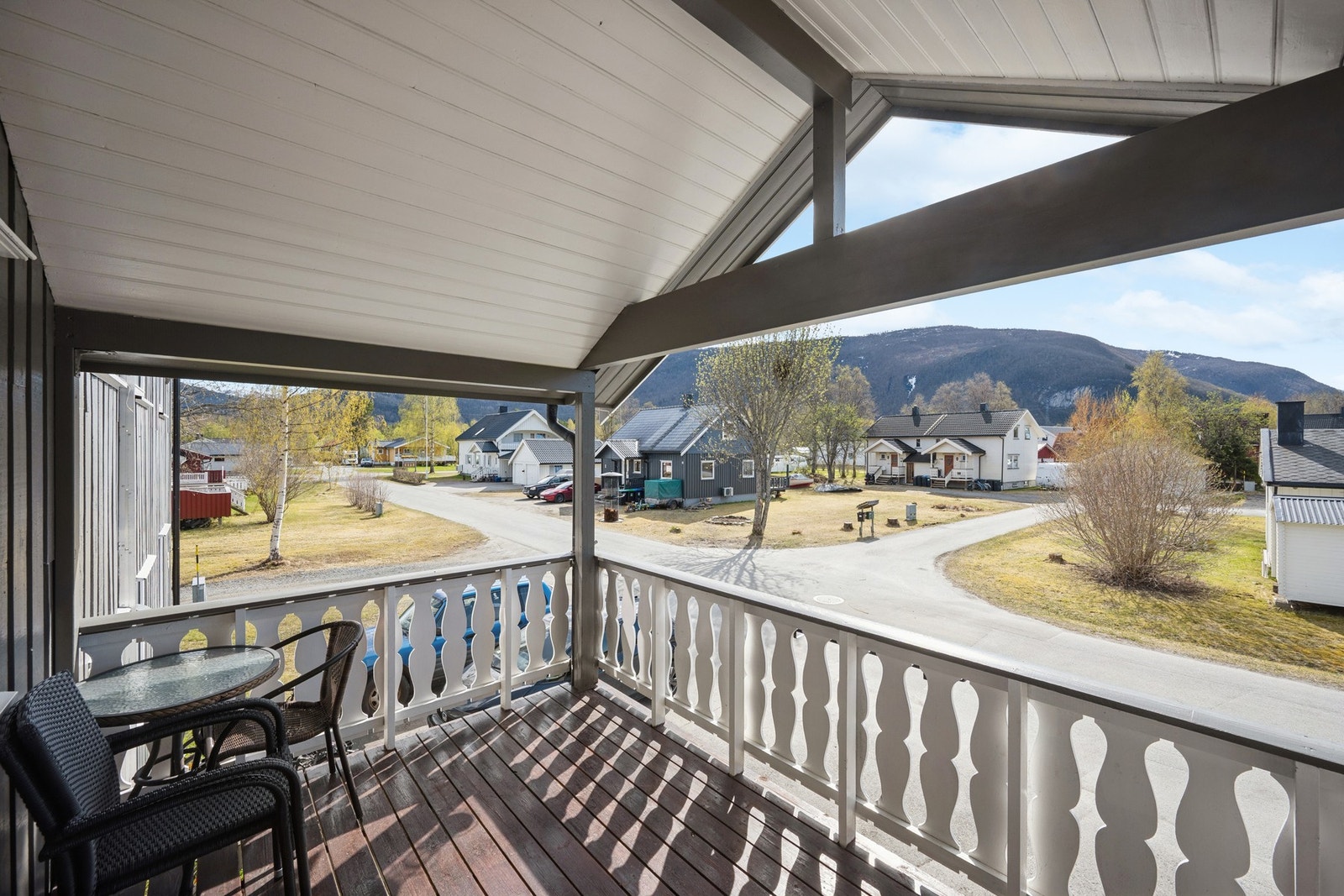 Felles svalgang ved inngangen gir plass til en liten sittegruppe. Galleribilde