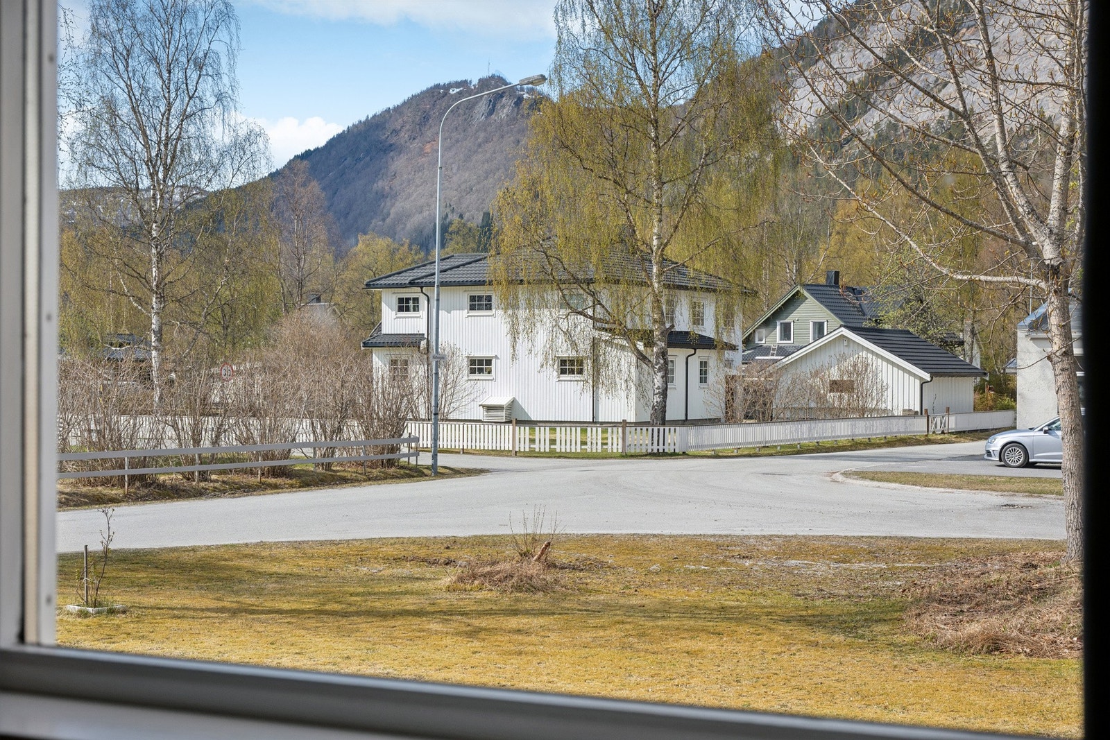 Utsikt mot et rolig nabolag med omkringliggende natur. Galleribilde