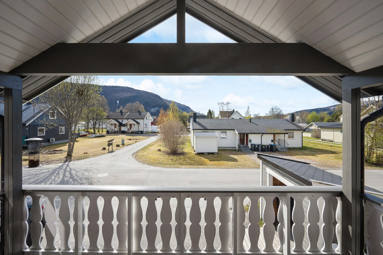 Fra den overbygde felles svalgangsbalkongen er det utsikt over nærområdet. Galleribilde