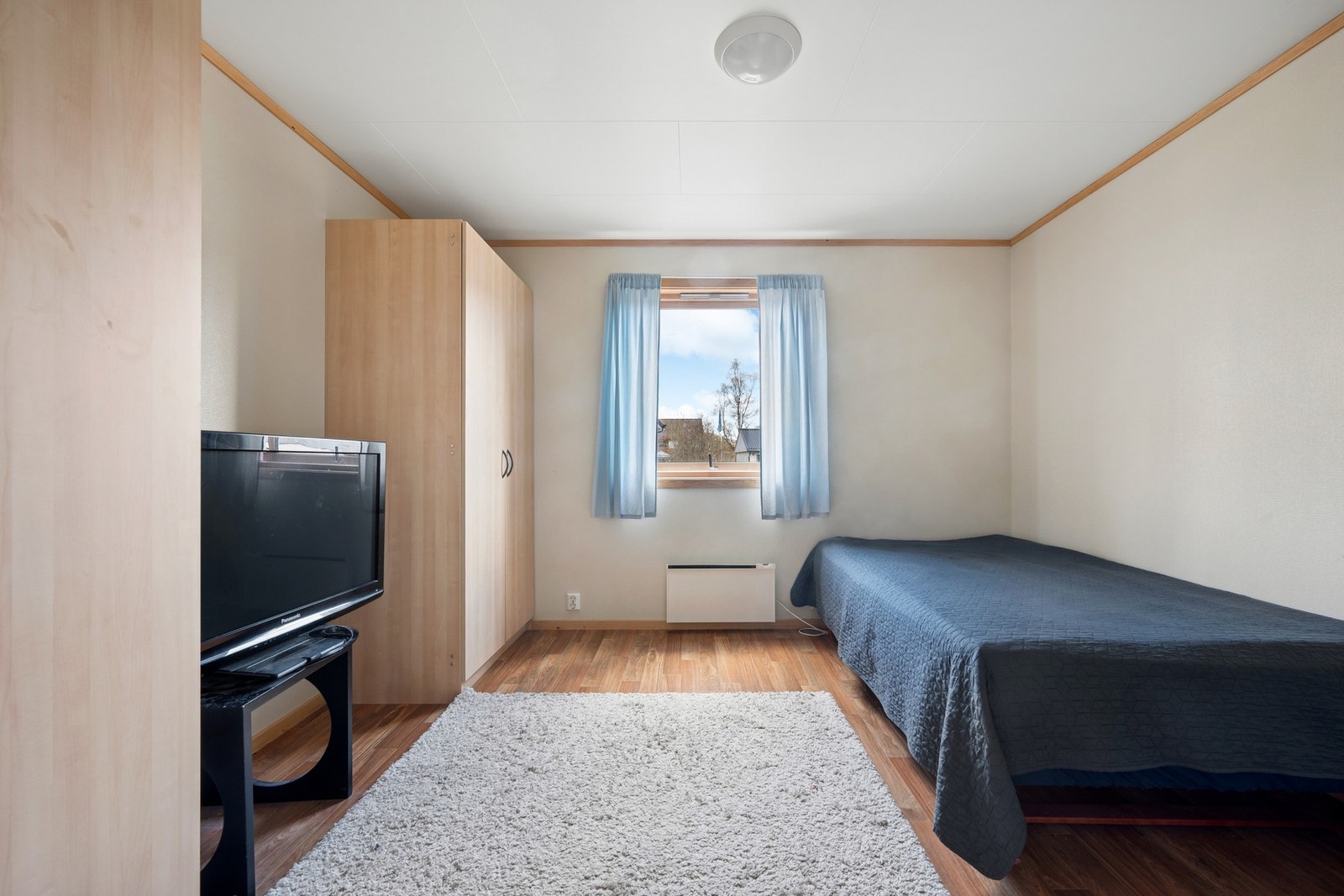 Soverom med plass til seng og garderobeskap. Galleribilde