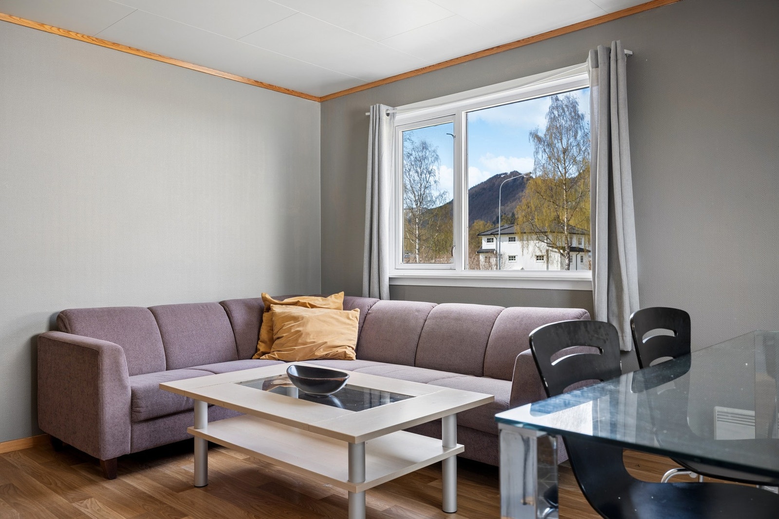 Vinduer på to vegger gir godt med dagslys inn i oppholdsrommet. Galleribilde
