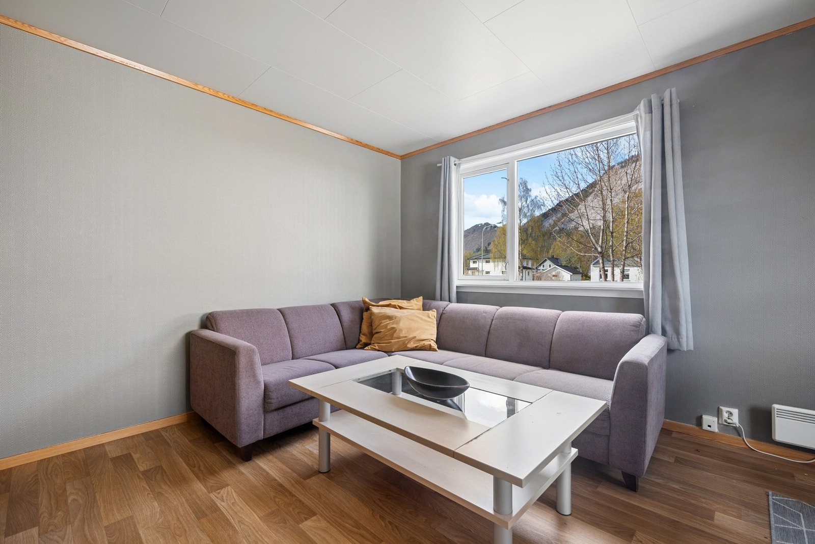 Stuen er et åpent rom som er enkelt å møblere. Galleribilde