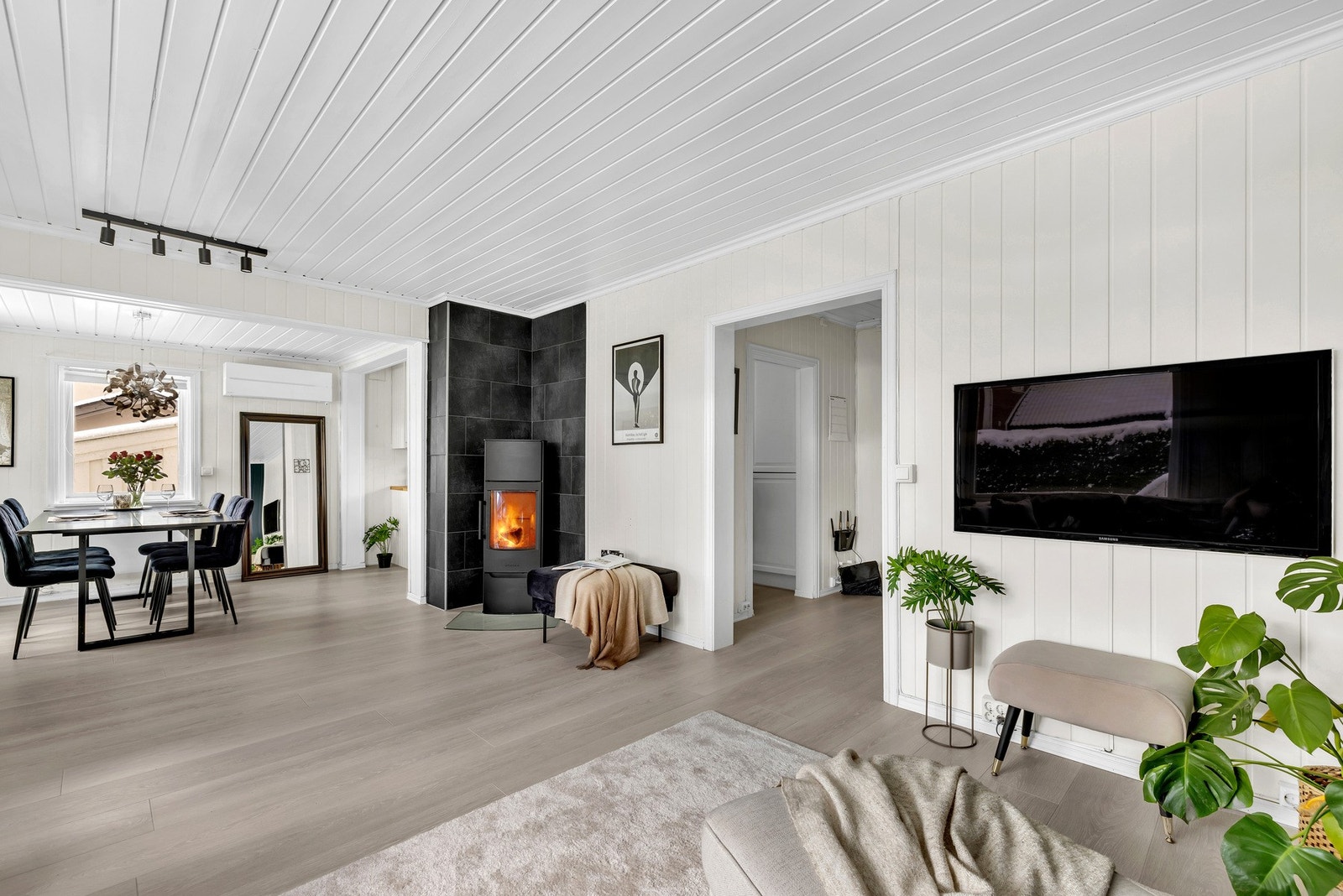 Stuen har en god, rektangulær utforming som gjør rommet lett å møblere, med god plass til både sittegruppe og spisestue. Galleribilde