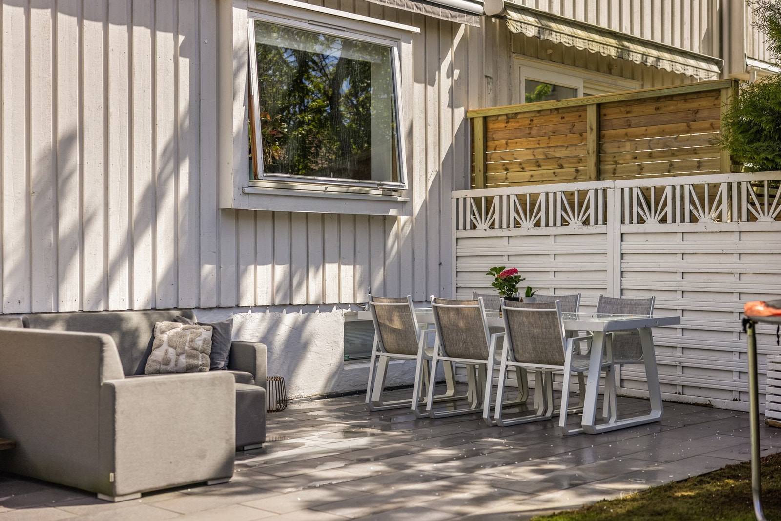 Flislagt terrasse med utsyn mot felles hage. Galleribilde