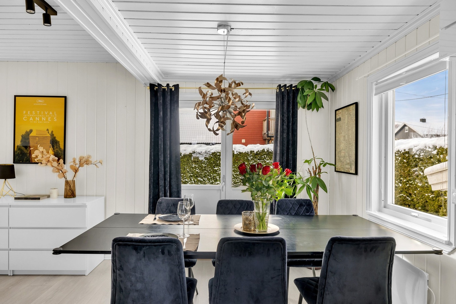Store vindusflater på to sider sørger for rikelig med naturlig lys, og fra stuen er det direkte utgang til terrassen. Galleribilde