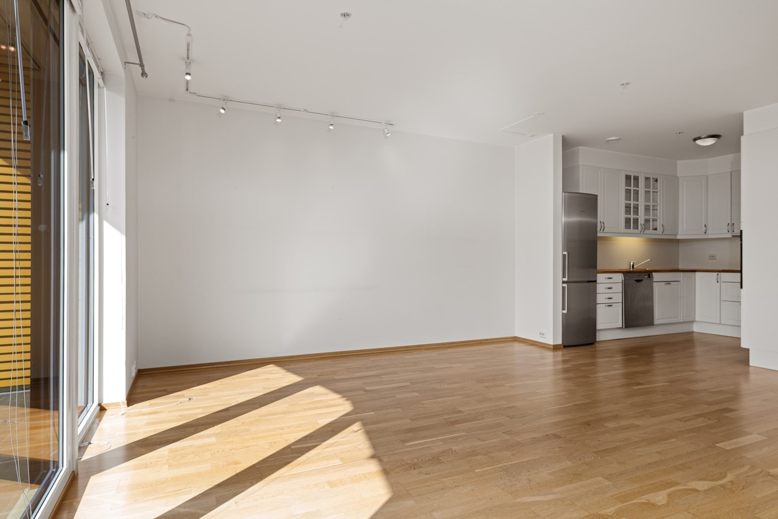 Leiligheten har en åpen løsning mellom stue og kjøkken, med gjennomgående parkett på gulv. Galleribilde
