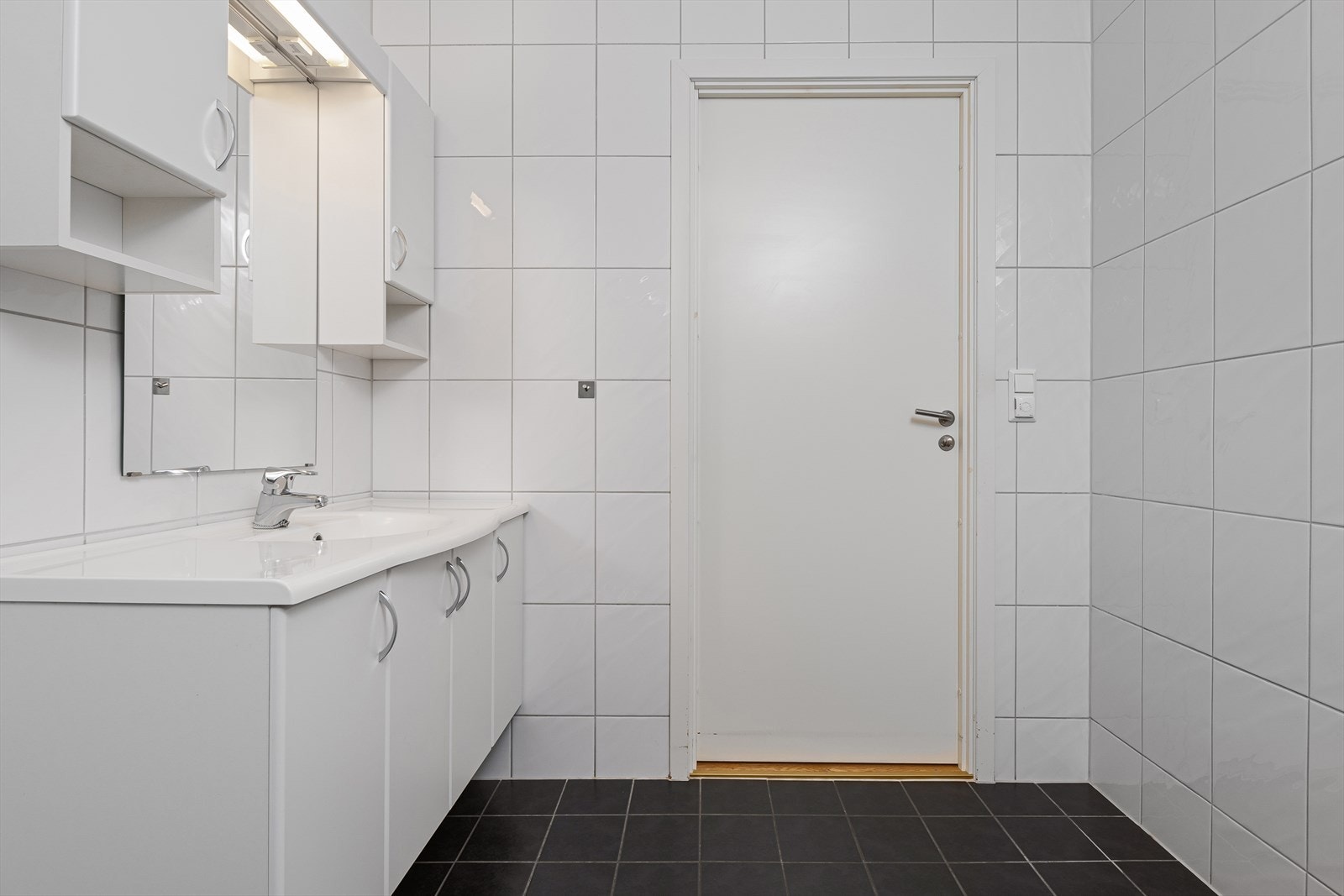 God oppbevaringsplass i servantskap og vegghengte skap. Galleribilde
