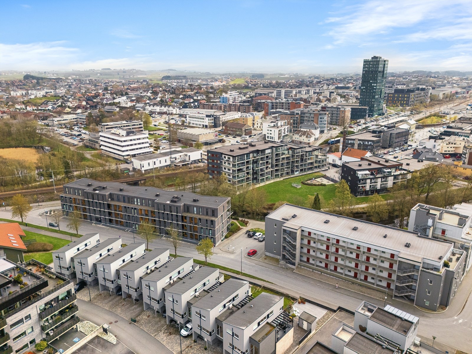 Fra Vardheivegen er det gangavstand til butikker, skoler og barnehager. Galleribilde