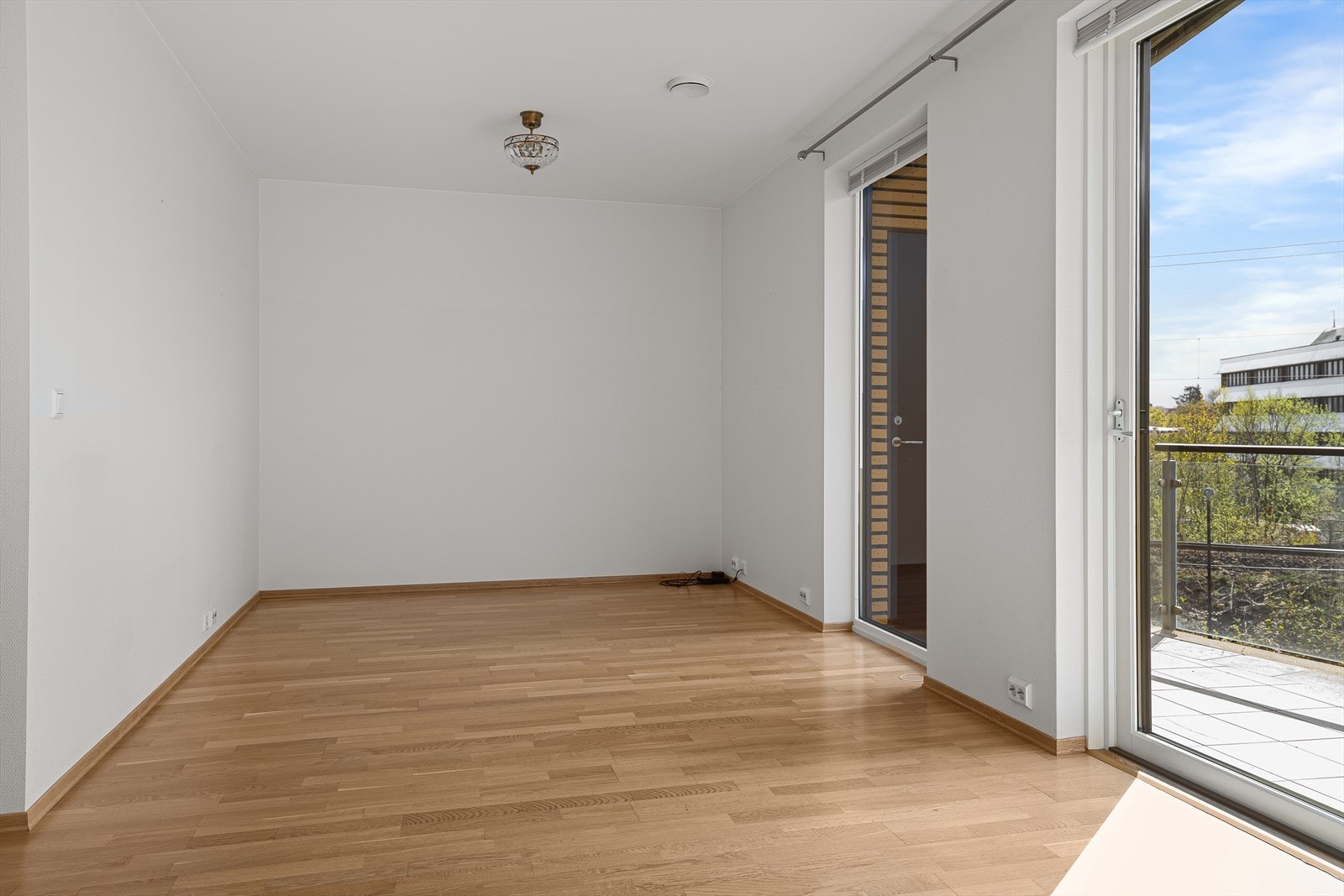 Stuen er enkel å møblere med plass til både sofagruppe og spisebord. Godkjente tegninger er det inntegnet et soverom/tv-stue/bibliotek her. Galleribilde