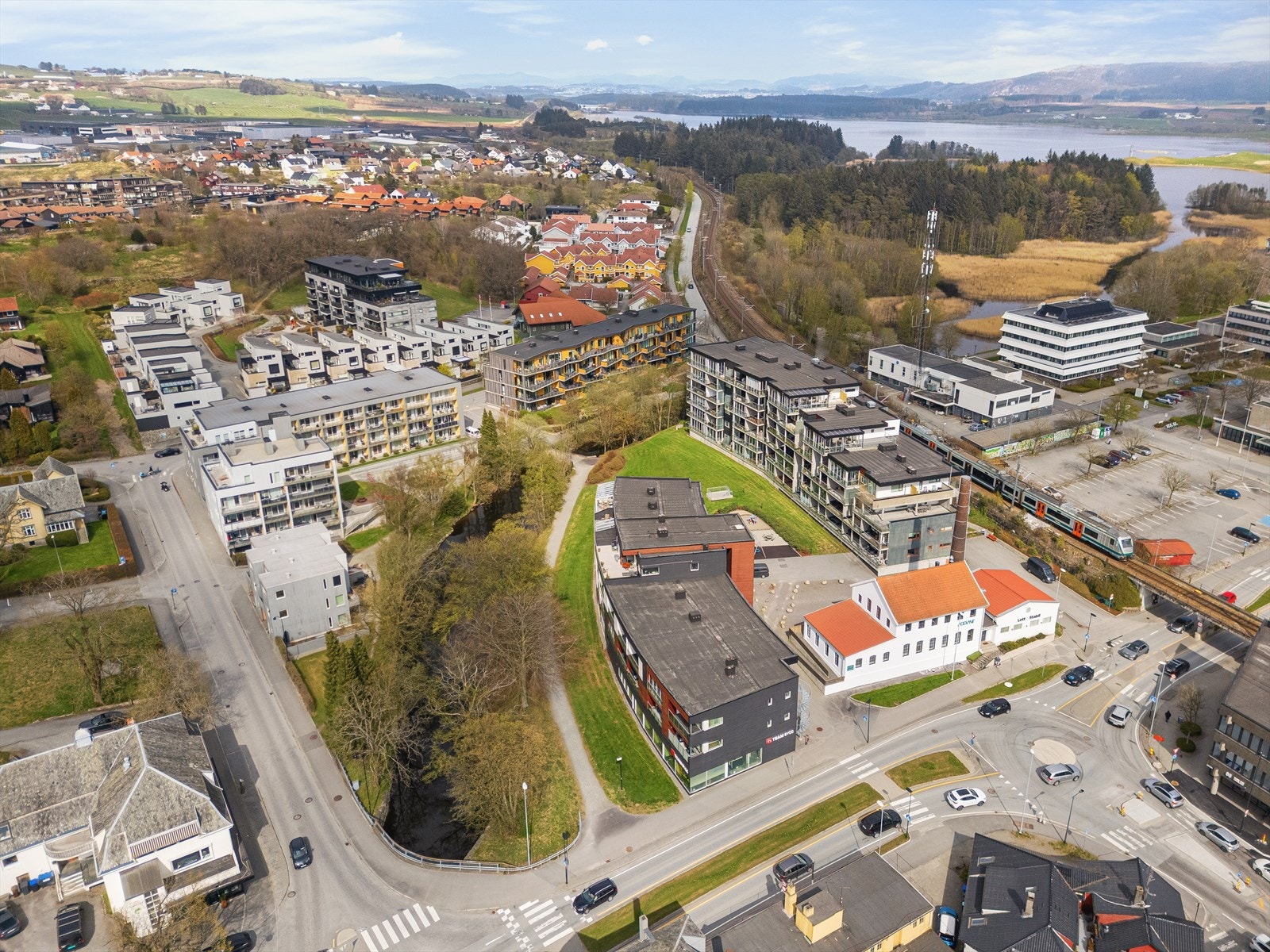 Luftfoto som viser den sentrale beliggenheten med nærhet til både sentrum og natur. Galleribilde