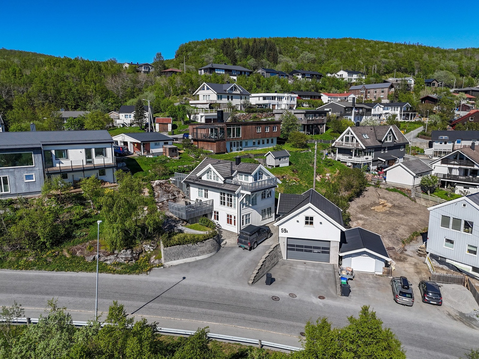 Eiendommen på ca. 502m² er pent opparbeidet med brosteinsbelagt gårdsplass, asfaltert innkjørsel - og en stor garasje med innredet loft. Galleribilde