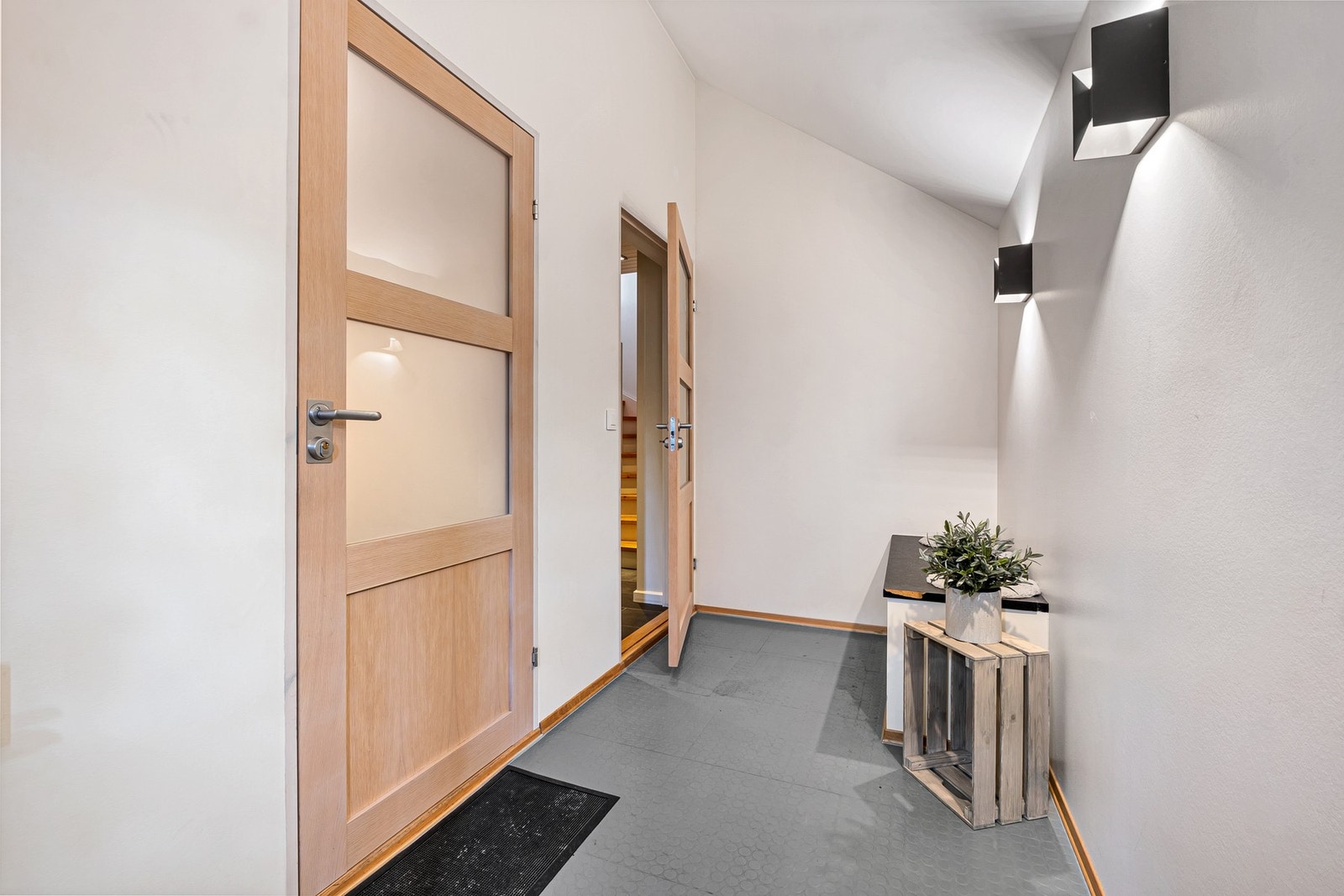 Felles inngangsparti med dør til hhv. 2-roms utleieleilighet og hoveddel. Galleribilde