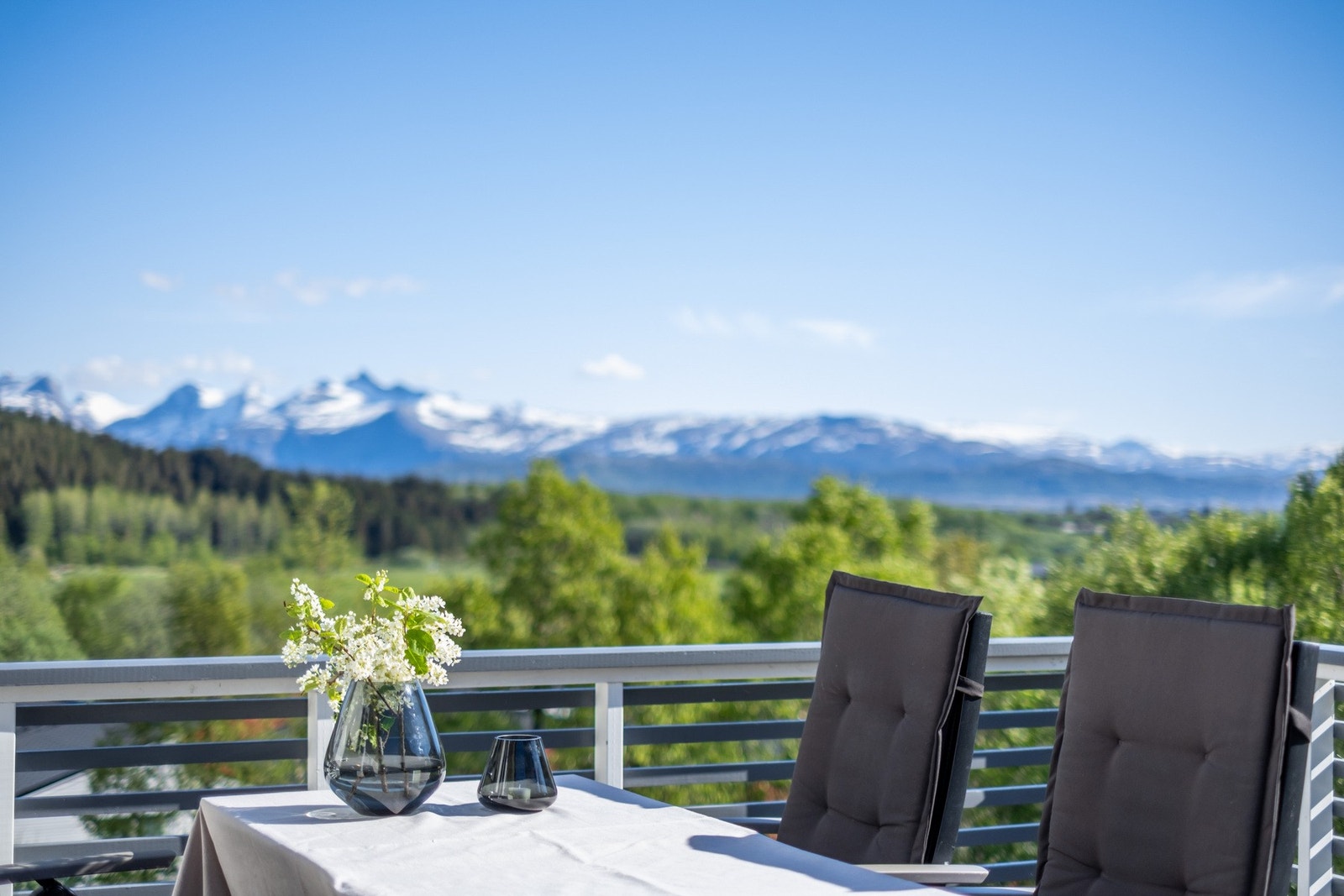 Nydelig uteområde ved stuen med strålende sol- og utsiktsforhold mot fjellformasjonene Galleribilde