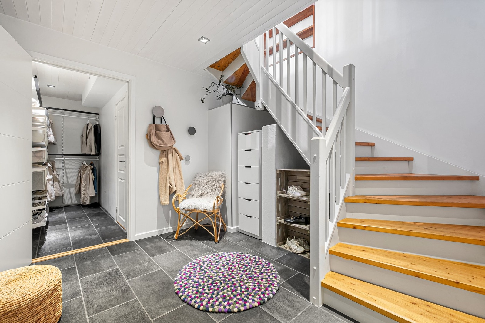 Hoveddel. Romslig gang med videre adkomst til bod, teknisk rom og vaskerom. Galleribilde