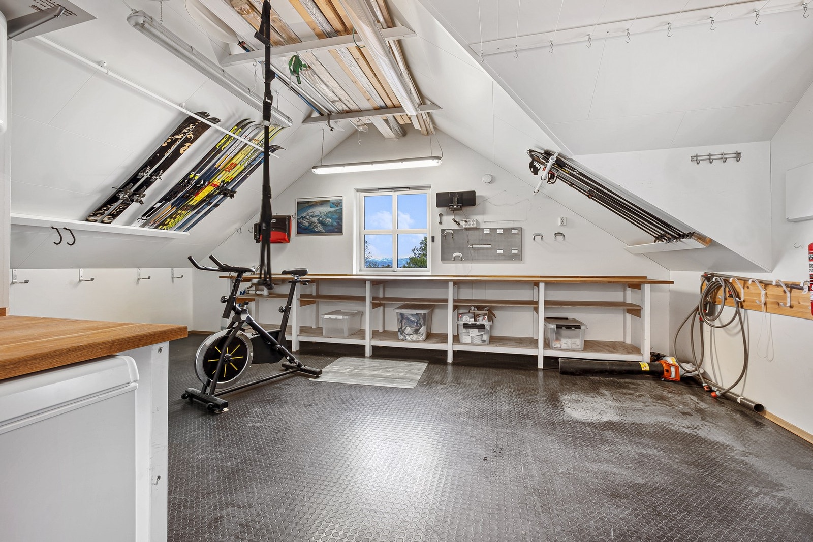 Garasjen har vannbåren varme i begge etasjer, med fleksible innredningsmuligheter og egen inngang til garasjeloftet. Galleribilde