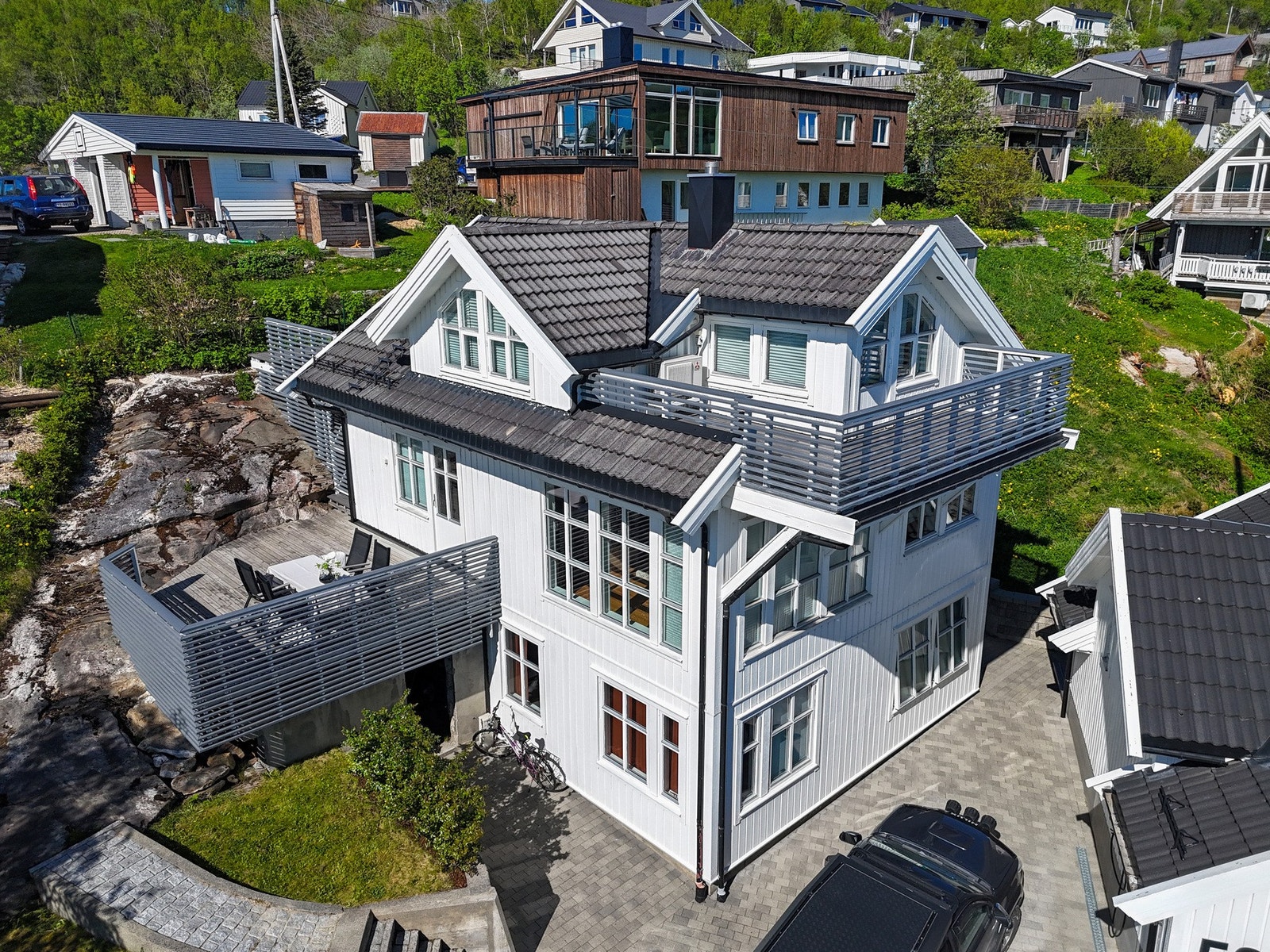 Eiendommen byr på flere herlige uteområder - med fantastisk utsikt mot fjellformasjonene rundt, og strålende solforhold fra morgen til kveld Galleribilde