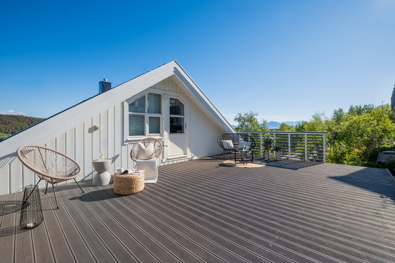 Stort uteområde med adkomst fra gang i øverste etasje. Galleribilde