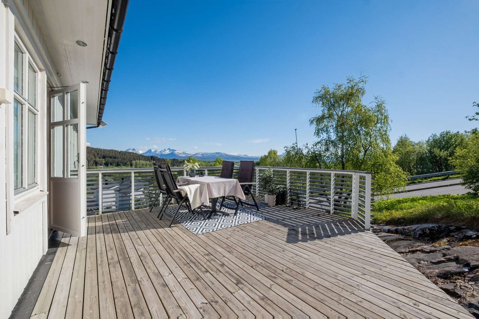 Nydelig uteområde ved stuen med strålende sol- og utsiktsforhold mot fjellformasjonene Galleribilde