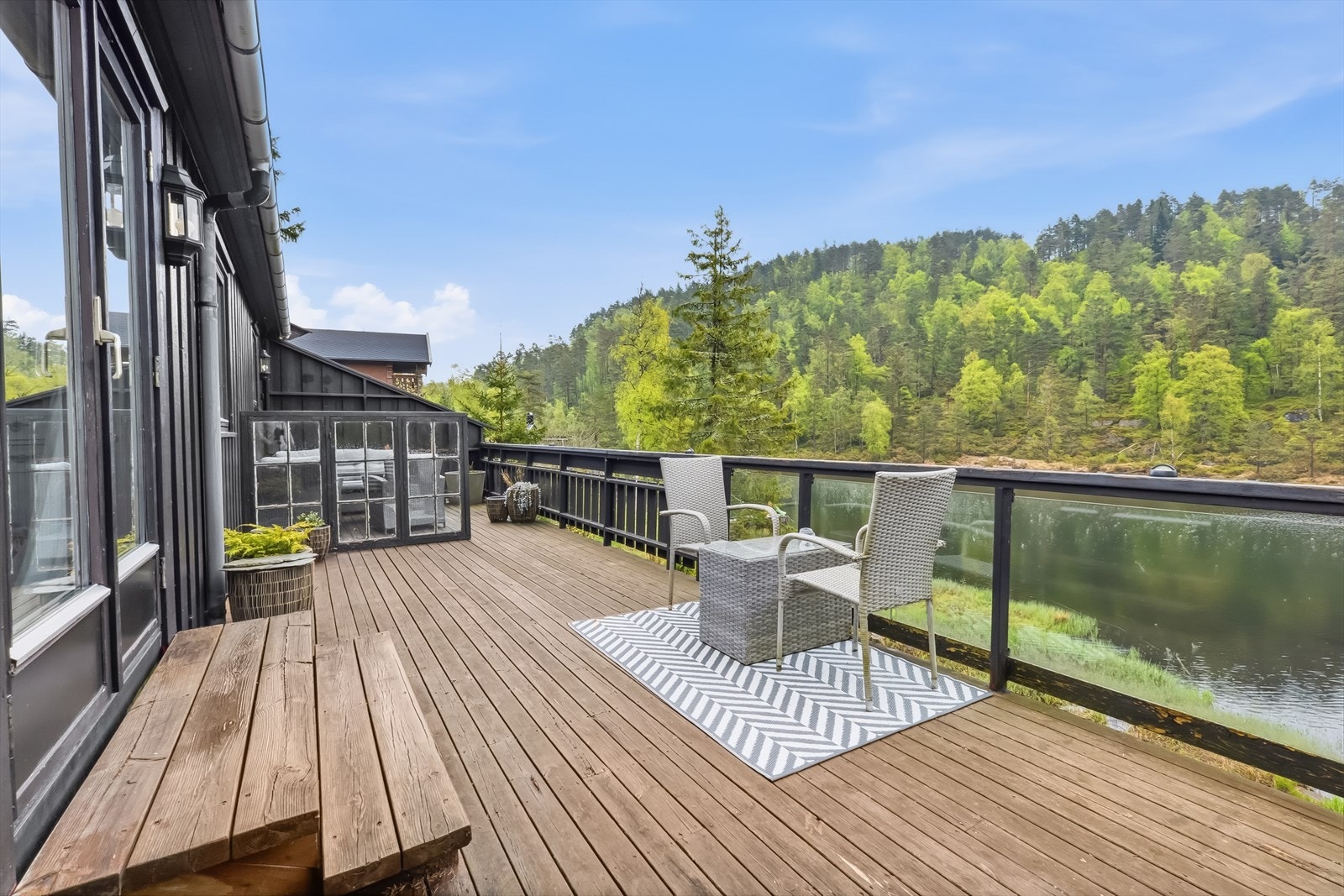 Stor terrasse med utsikt og gode solforhold. Galleribilde