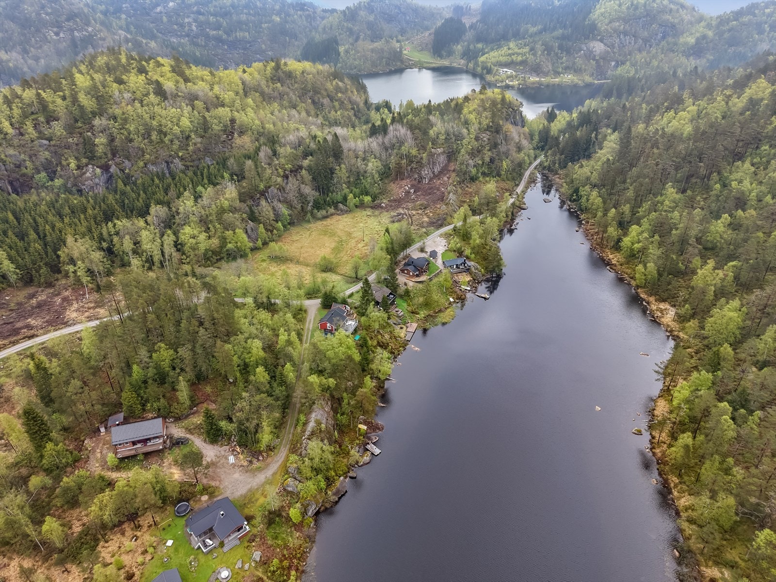 Herfra er det ca. 15 minutters kjøring til Lyngdal Galleribilde