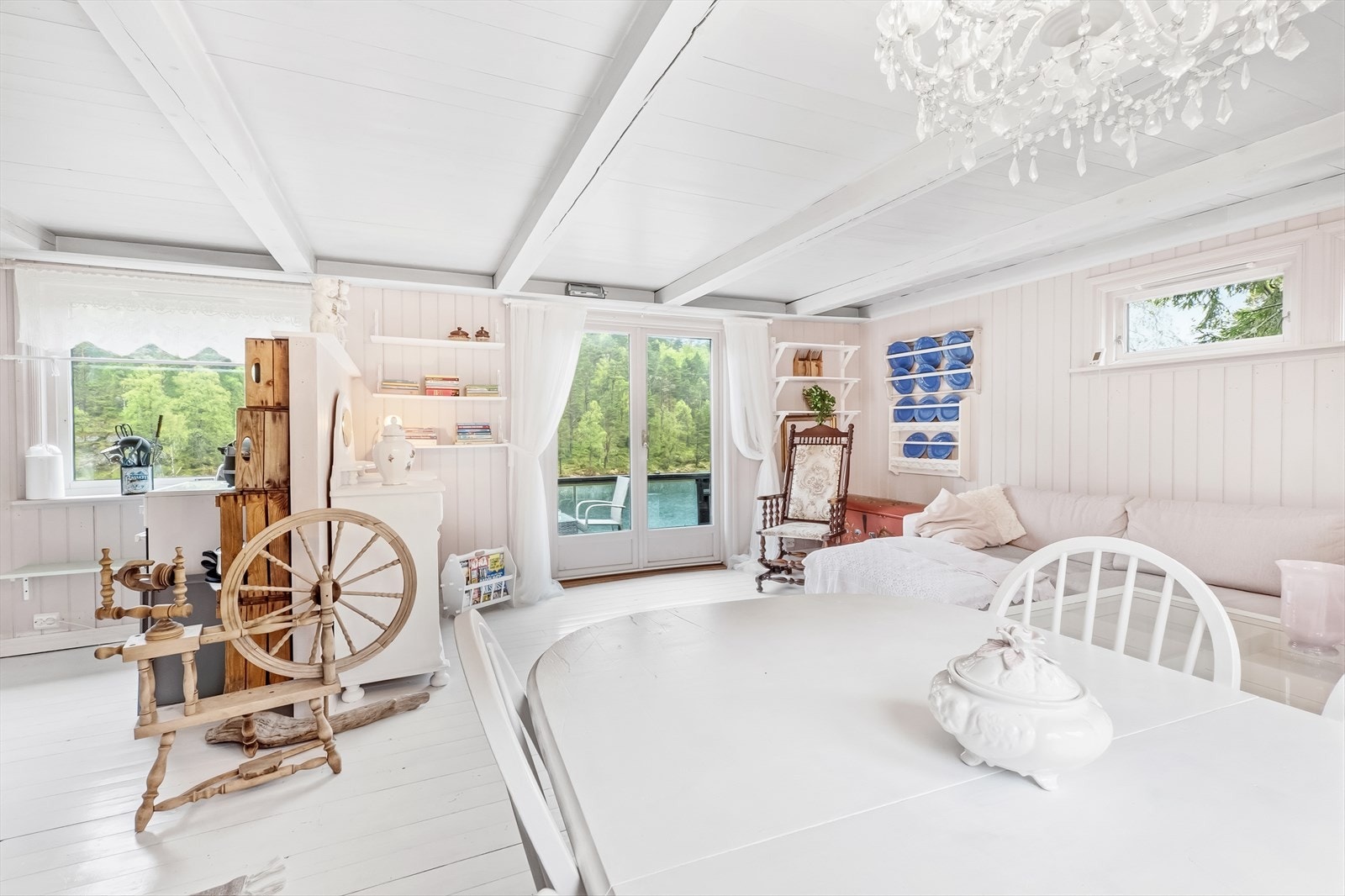 Åpen og luftig stue med utgang til terrasse. Galleribilde